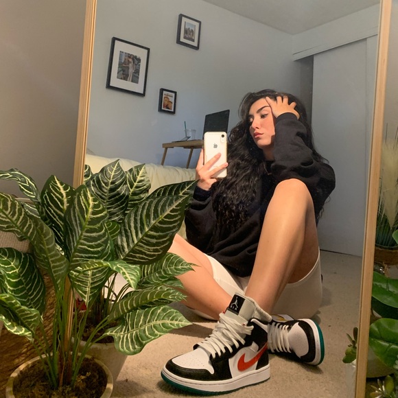 Alternate swoosh- black, white and Nike checks in different colours (size 8) - Picture 2 of 2